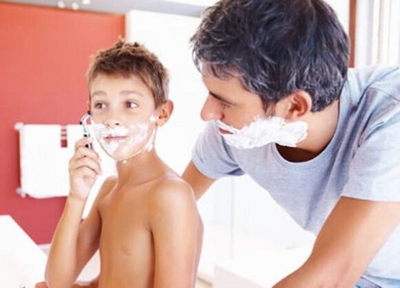 Ο πατέρας διδάσκει στο παιδί να ξυρίζει και να μεγεθύνει το πέος