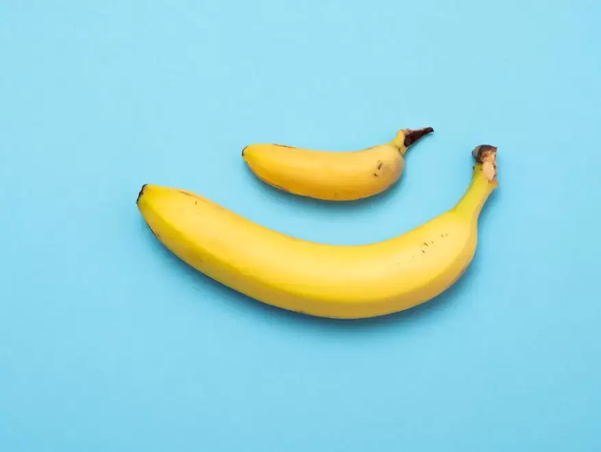 μικρό και διευρυμένο πέος με μεγαλοπρέπεια χρησιμοποιώντας το παράδειγμα της μπανάνας